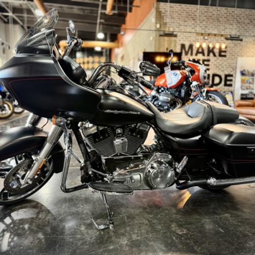 2015 Harley-Davidson® Road Glide® Black Denim thumb 2