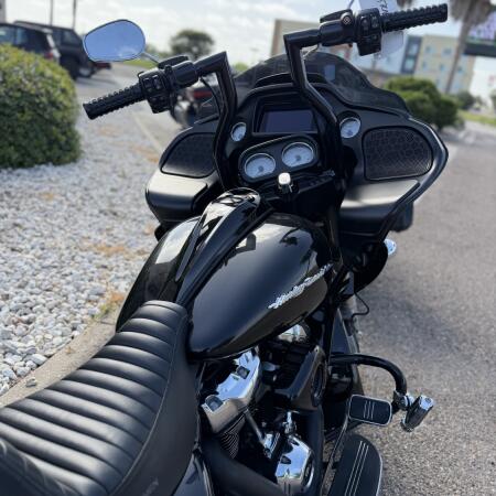 2020 Harley-Davidson® Road Glide® Vivid Black thumb 3