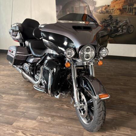 2014 Harley-Davidson® Electra Glide® Ultra Limited Two-Tone Charcoal Pearl/Vivid Black thumb 2