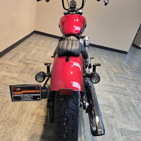 2026 Harley-Davidson® Street Bob® Brilliant Red Chrome Cast Wheels FXBB thumb 2
