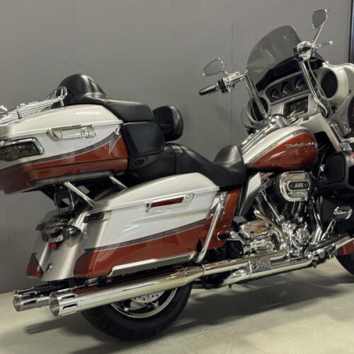 FLHTKSE 2014 CVO™ Electra Glide Ultra Limited® thumb 2
