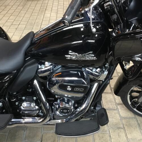 2023 Harley-Davidson® Road Glide® 3 Vivid Black thumb 3