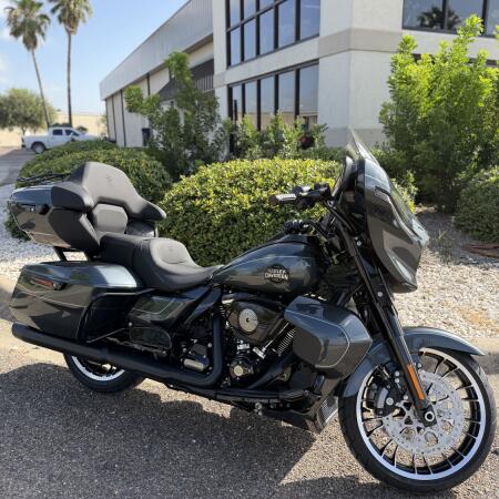 2026 Harley-Davidson® Street Glide Limited Iron Horse Metallic Chrome Trim thumb 3