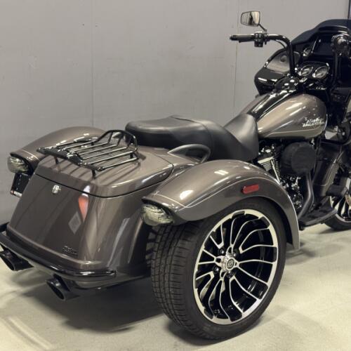 FLTRT 2023 Road Glide® 3 thumb 2