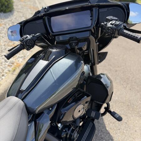 2026 Harley-Davidson® Street Glide Limited Iron Horse Metallic Chrome Trim thumb 1