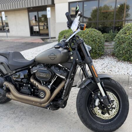 2018 Harley-Davidson® Fat Bob® 114 INDSTRL GRY DNM thumb 2