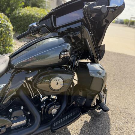 2026 Harley-Davidson® Street Glide Limited Iron Horse Metallic Chrome Trim thumb 0