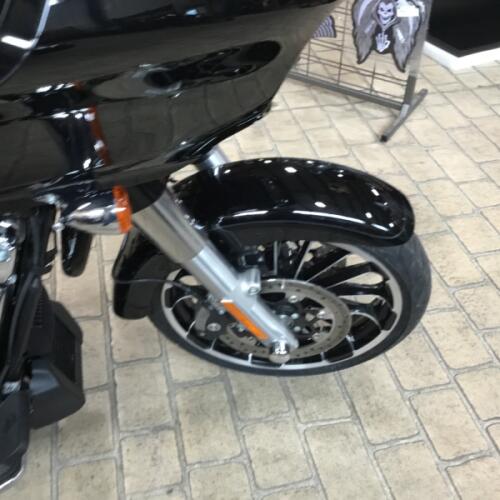 2023 Harley-Davidson® Road Glide® 3 Vivid Black thumb 2