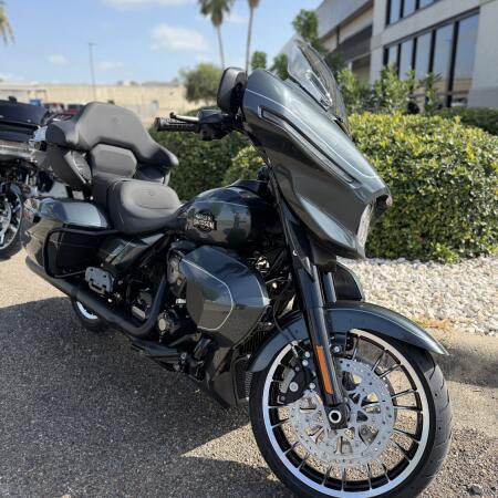 2026 Harley-Davidson® Street Glide Limited Iron Horse Metallic Chrome Trim thumb 2