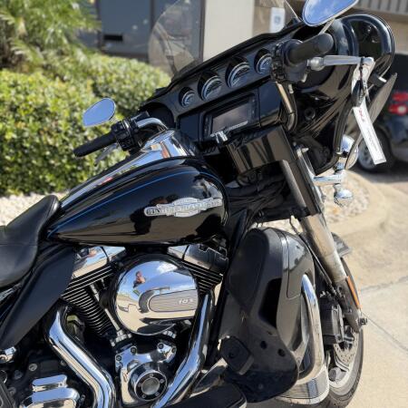 2014 Harley-Davidson® Ultra Limited BLACK PEACE OFFICER W/ PINS thumb 2