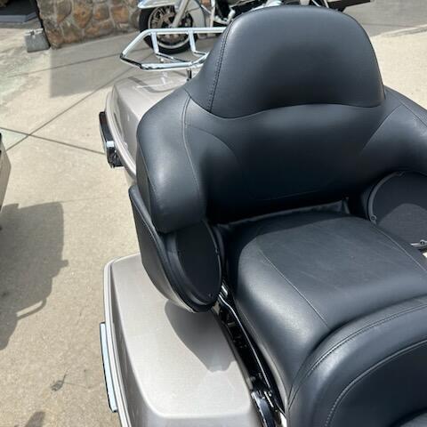 2018 Harley-Davidson® Ultra Limited SLVFRTN/BLKTPST W/PINSTRIPE thumb 1