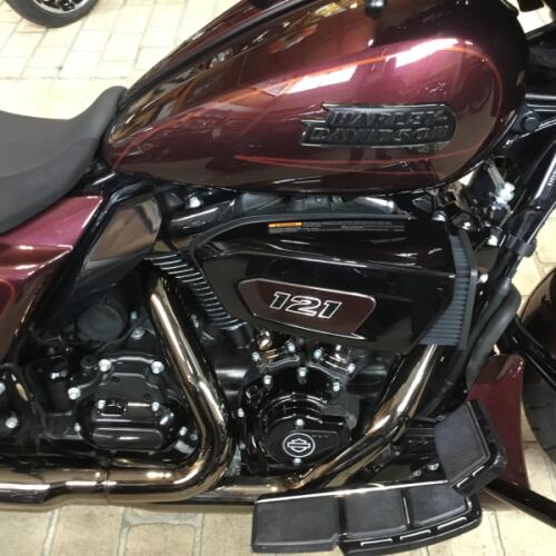 2024 Harley-Davidson® CVO™ Street Glide® Copperhead thumb 3