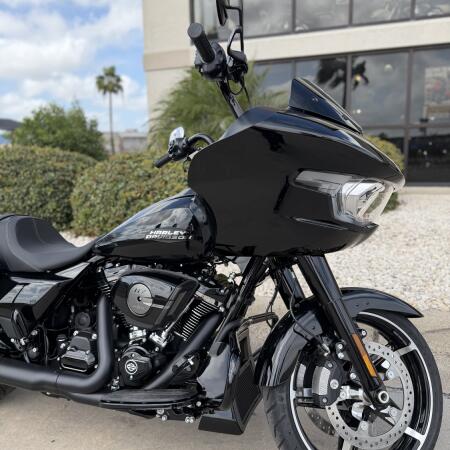 2026 Harley-Davidson® Road Glide® Vivid Black - Black Finish thumb 3