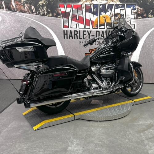 2017 FLTRXS Road Glide® Special thumb 3