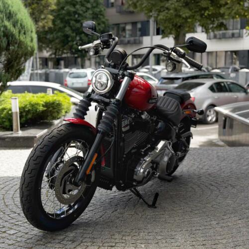 2026 Harley-Davidson® Street Bob® Brilliant Red Chrome Laced Wheels thumb 1