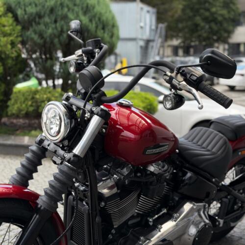 2026 Harley-Davidson® Street Bob® Brilliant Red Chrome Laced Wheels thumb 2