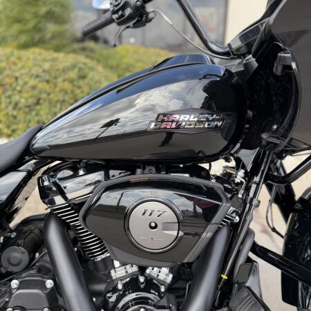 2026 Harley-Davidson® Road Glide® Vivid Black - Black Finish thumb 2