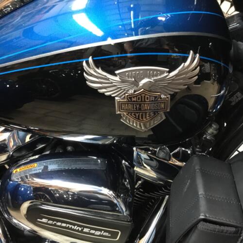 2018 Harley-Davidson® 115th Anniversary Tri Glide® Ultra Legend Blue/Vivid Black thumb 3