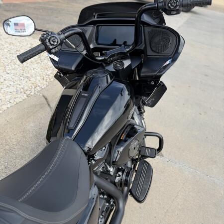 2026 Harley-Davidson® Road Glide® Vivid Black - Black Finish thumb 1