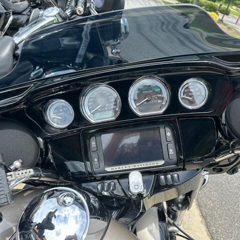2018 Harley-Davidson® Ultra Limited SLVFRTN/BLKTPST W/PINSTRIPE thumb 2