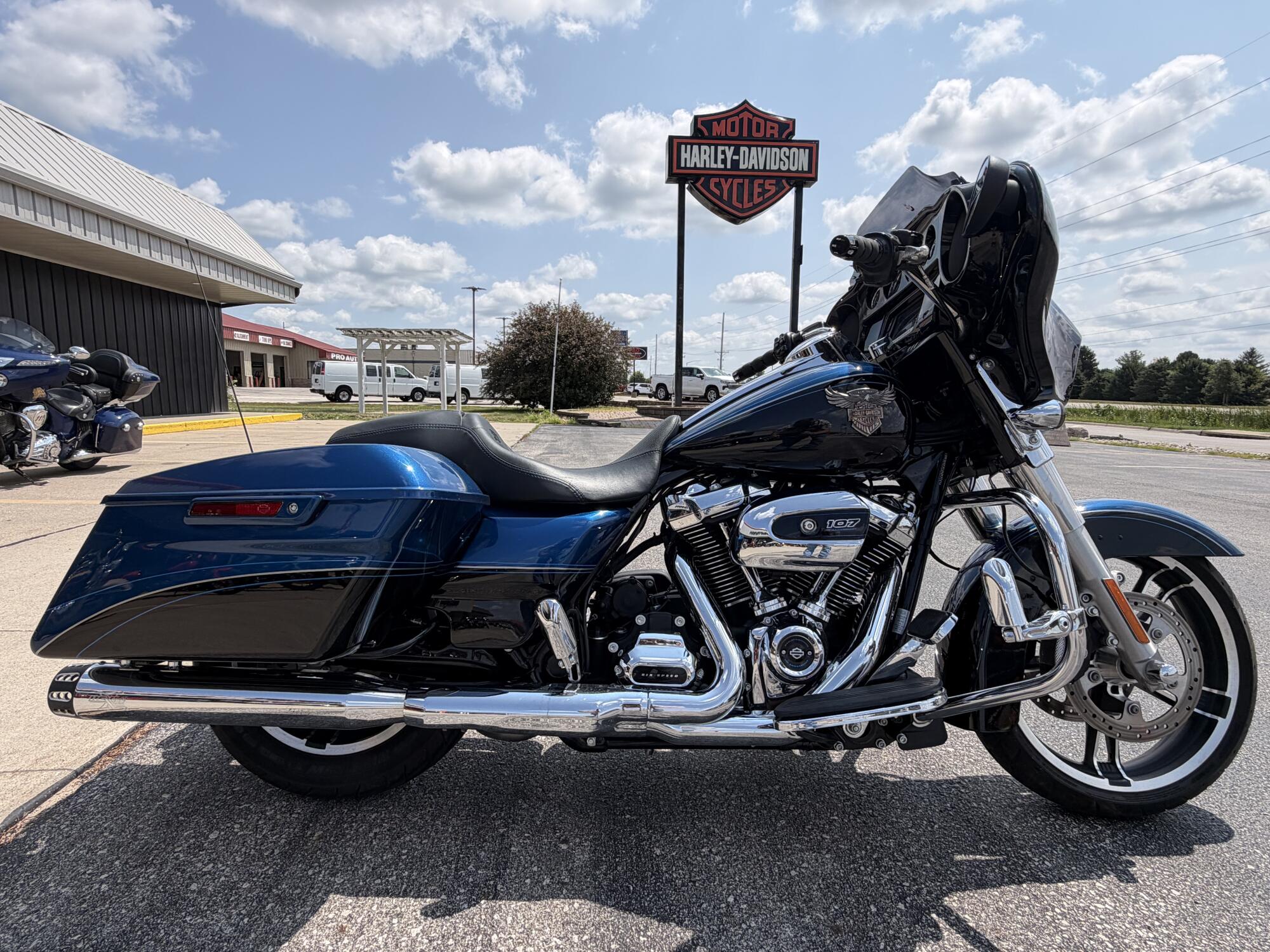 2018 Harley-Davidson® Street Glide® LGNDBLUSNGL/BLK