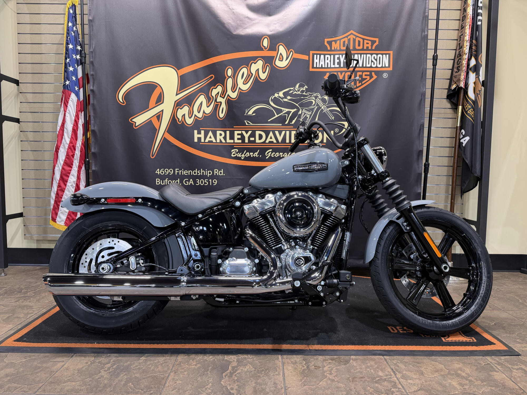 2026 Harley-Davidson® Street Bob® Dark Billiard Gray Black Solo Cast Wheels