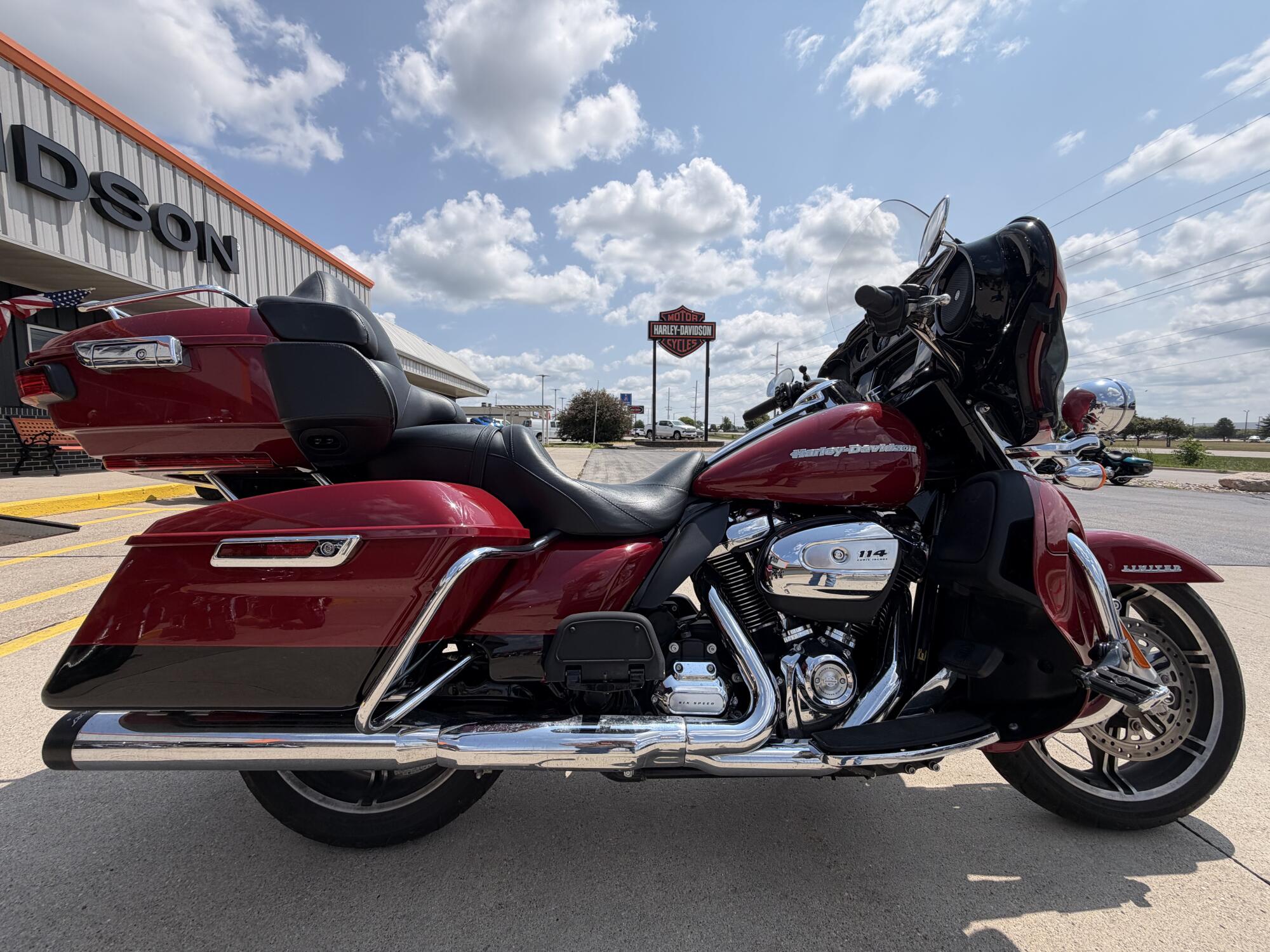 2021 Harley-Davidson® Ultra Limited Billiard Red/Vivid Black