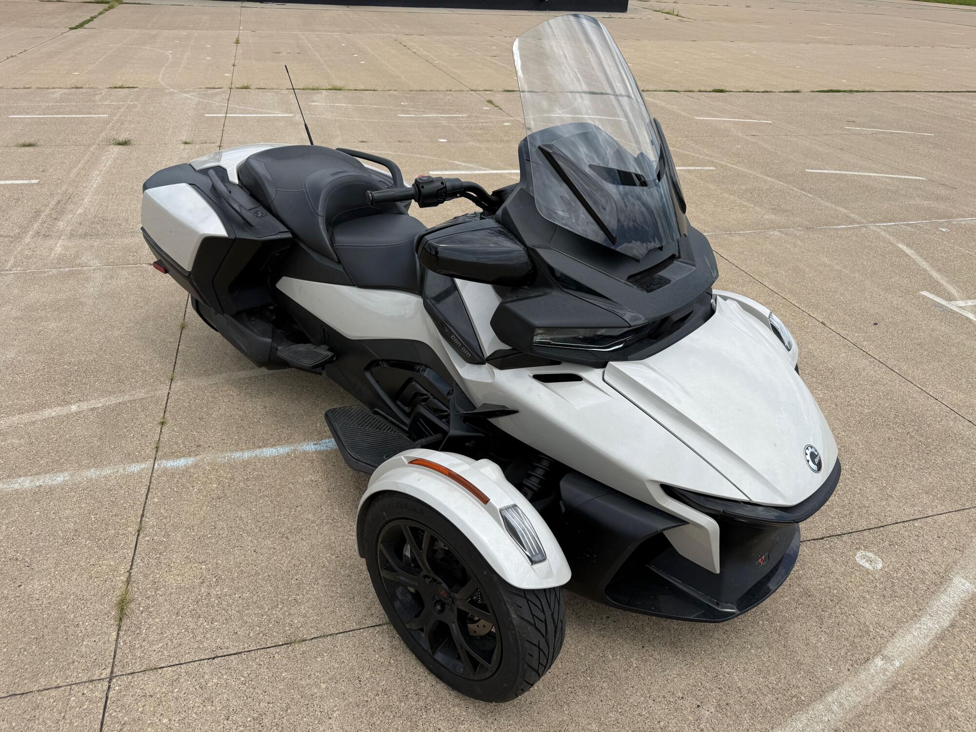 2020 Can-Am Spyder RT Chalk Metallic, photo 2