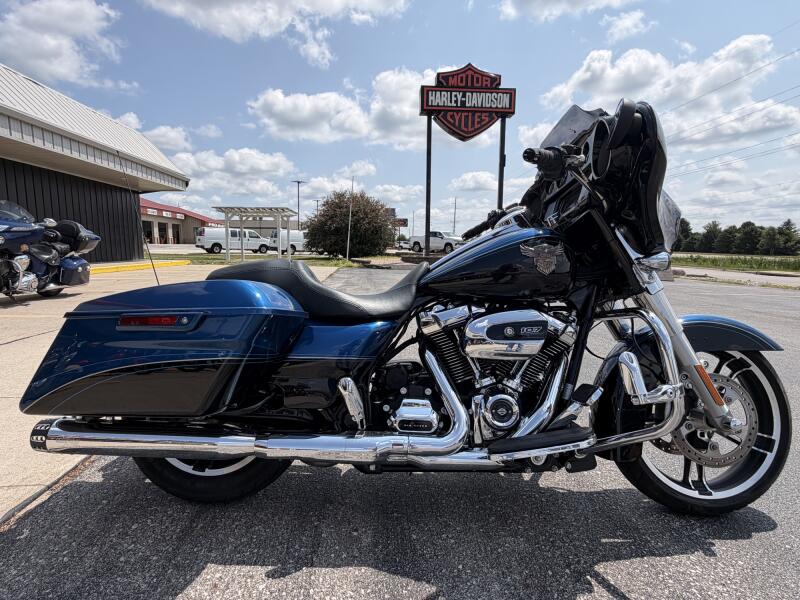 2018 Harley-Davidson® Street Glide® LGNDBLUSNGL/BLK