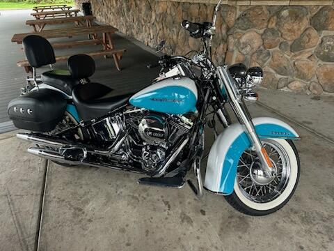 2016 Harley-Davidson® Softail® Deluxe Two-Tone Crushed Ice Pearl/Frosted Teal Pearl