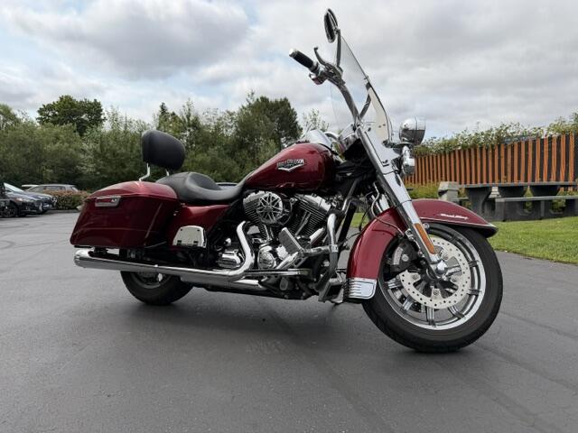 2016 Harley-Davidson® Road King® Velocity Red Sunglo