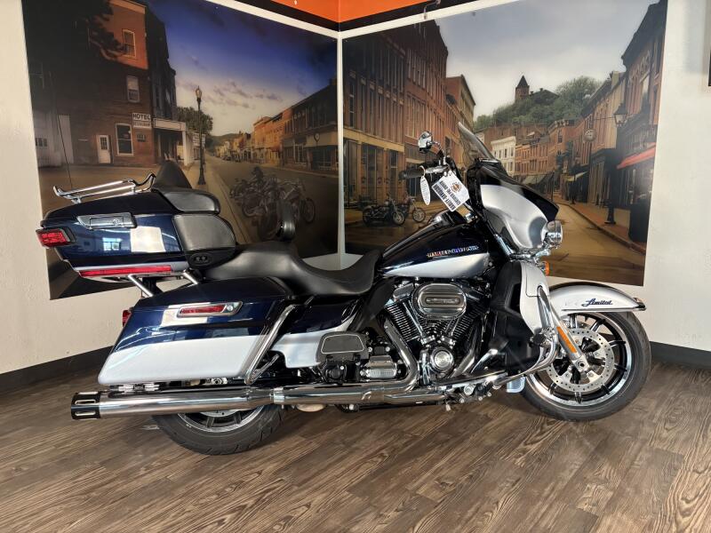 2019 Harley-Davidson® Electra Glide® Ultra Classic® Midnight Blue/Barracuda Silver