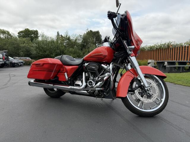 2017 Harley-Davidson® Street Glide® Special Custom Colour Laguna Orange