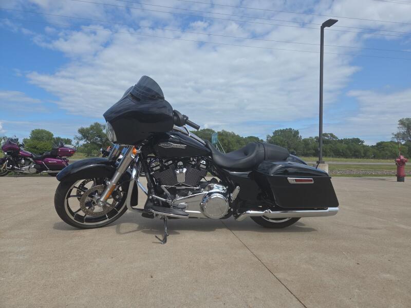 2023 Harley-Davidson® Street Glide® Vivid Black