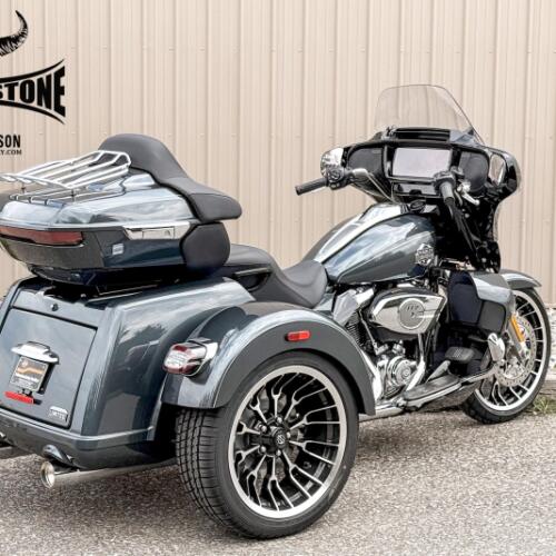 2026 Harley-Davidson® Street Glide 3 Limited Iron Horse Metallic thumb 3