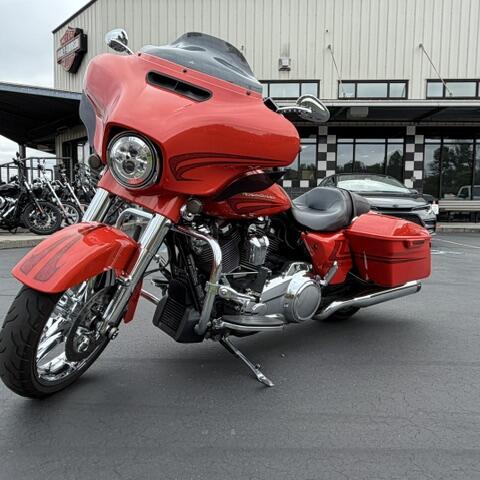 2017 Harley-Davidson® Street Glide® Special Custom Colour Laguna Orange thumb 3