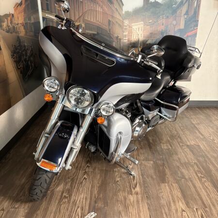 2019 Harley-Davidson® Electra Glide® Ultra Classic® Midnight Blue/Barracuda Silver thumb 0