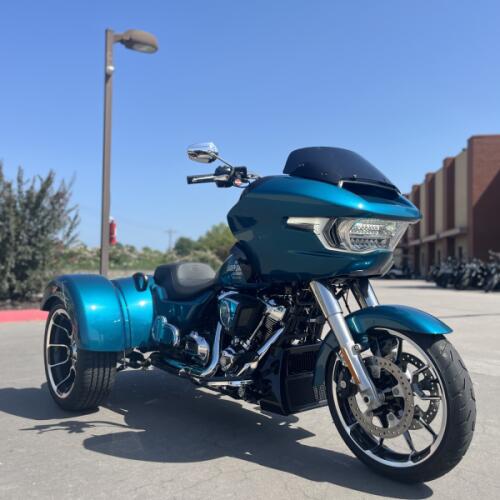 2026 Harley-Davidson® FLTRT Road Glide 3 Teal Thunder thumb 3