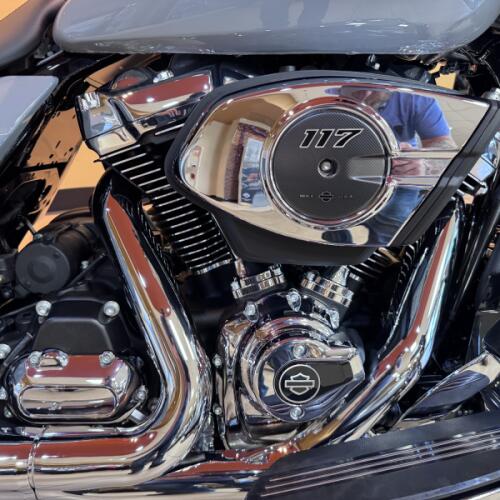 2026 Harley-Davidson® Street Glide® Dark Billiard Gray Chrome Trim thumb 2