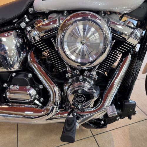 2026 Harley-Davidson® Super Glide® White Onyx Pearl thumb 2