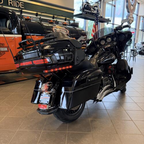 2011 Harley-Davidson Electra Glide Ultra Classic FLHTCU thumb 2