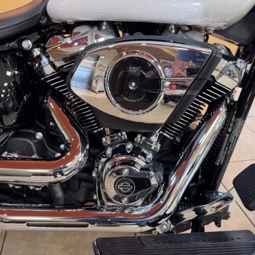 2026 Harley-Davidson® Fat Boy® White Onyx Pearl Chrome Trim thumb 2