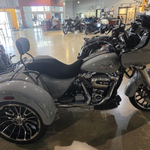 2024 Harley-Davidson® Road Glide® 3 FLTRT thumb 3