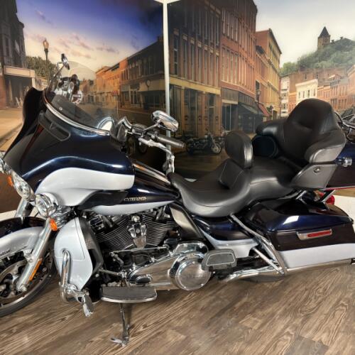 2019 Harley-Davidson® Electra Glide® Ultra Classic® Midnight Blue/Barracuda Silver thumb 3