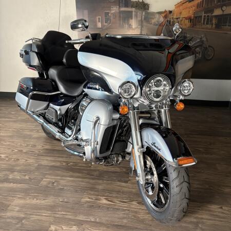2019 Harley-Davidson® Electra Glide® Ultra Classic® Midnight Blue/Barracuda Silver thumb 2