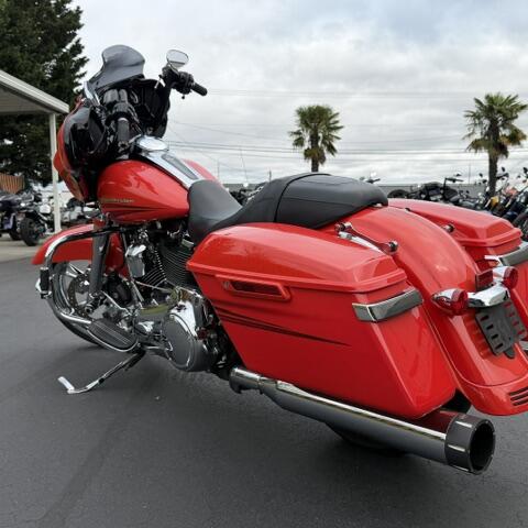 2017 Harley-Davidson® Street Glide® Special Custom Colour Laguna Orange thumb 2