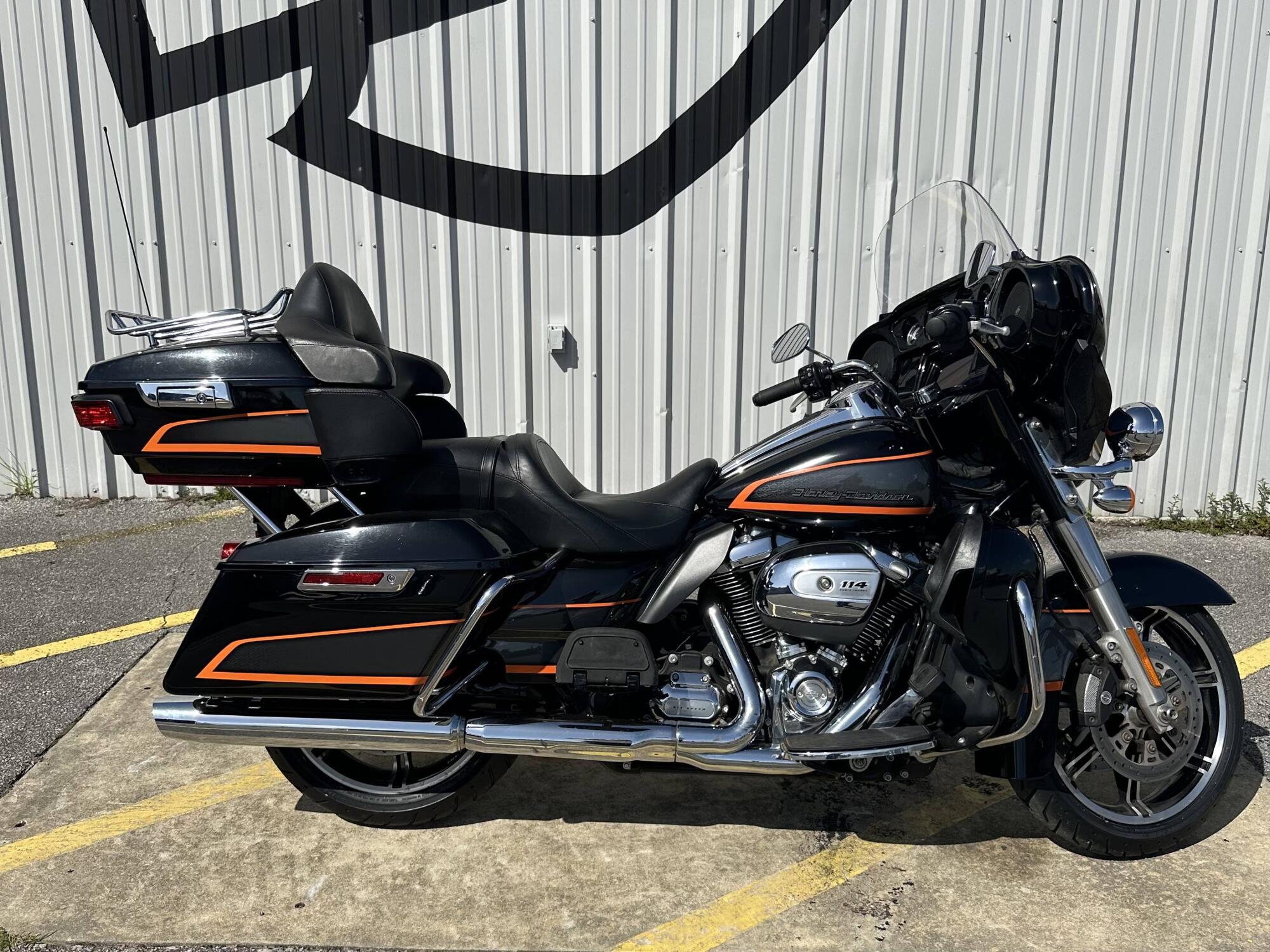 2022 Harley-Davidson® Ultra Limited Vivid Black Black Trim