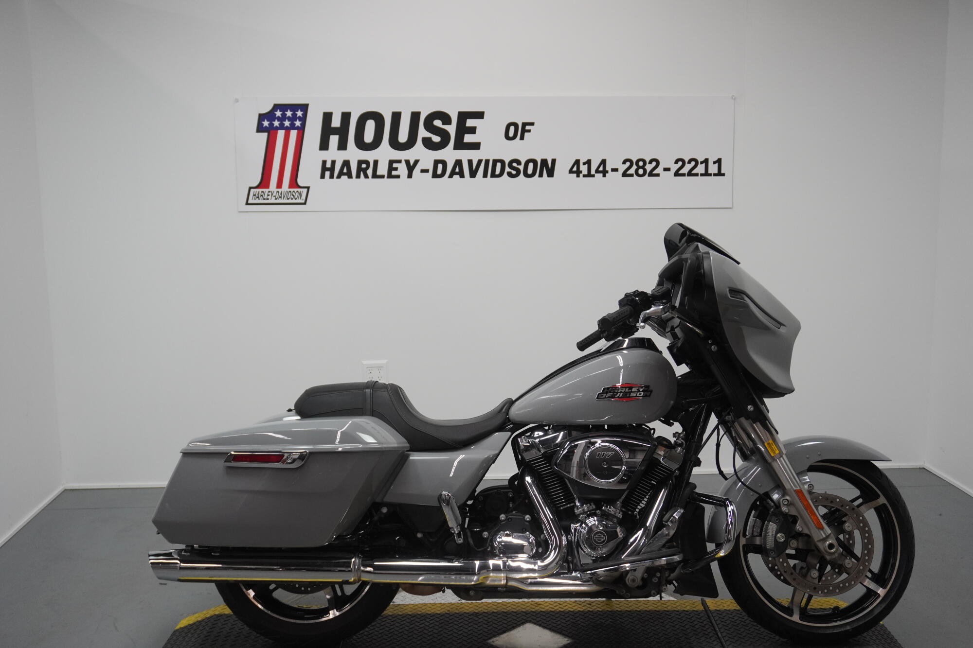 2025 Harley-Davidson® Street Glide® Billiard Gray