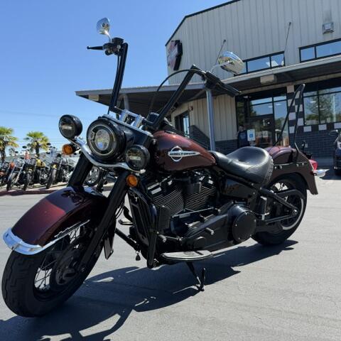 2018 Harley-Davidson® Heritage Classic Twisted Cherry thumb 3