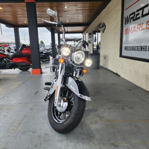 2022 Harley-Davidson® Heritage Classic 114 Vivid Black (Chrome Finish w/ Laced Wheels) thumb 2